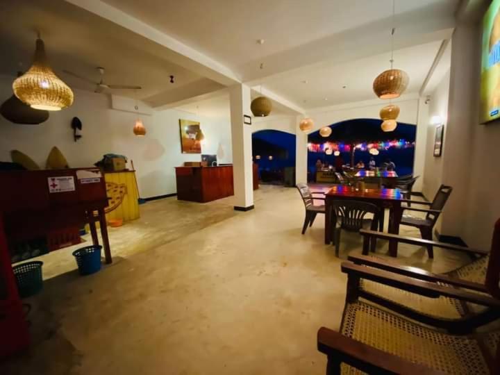 Copacabana Beach Hotel Hikkaduwa Ngoại thất bức ảnh