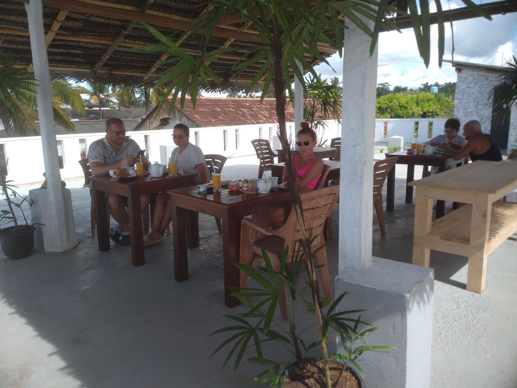 Copacabana Beach Hotel Hikkaduwa Ngoại thất bức ảnh