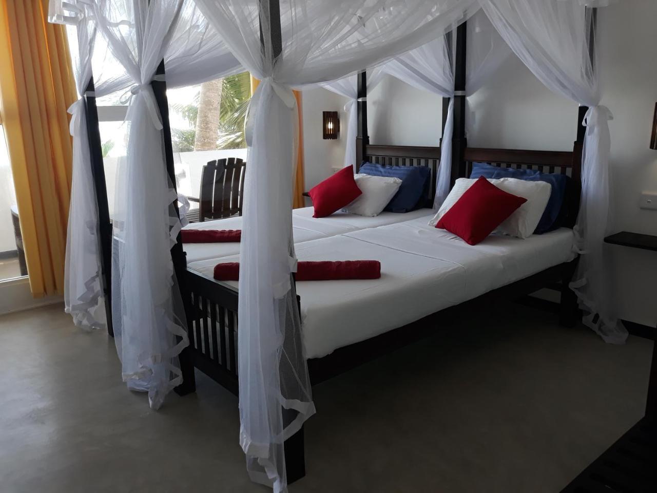 Copacabana Beach Hotel Hikkaduwa Ngoại thất bức ảnh