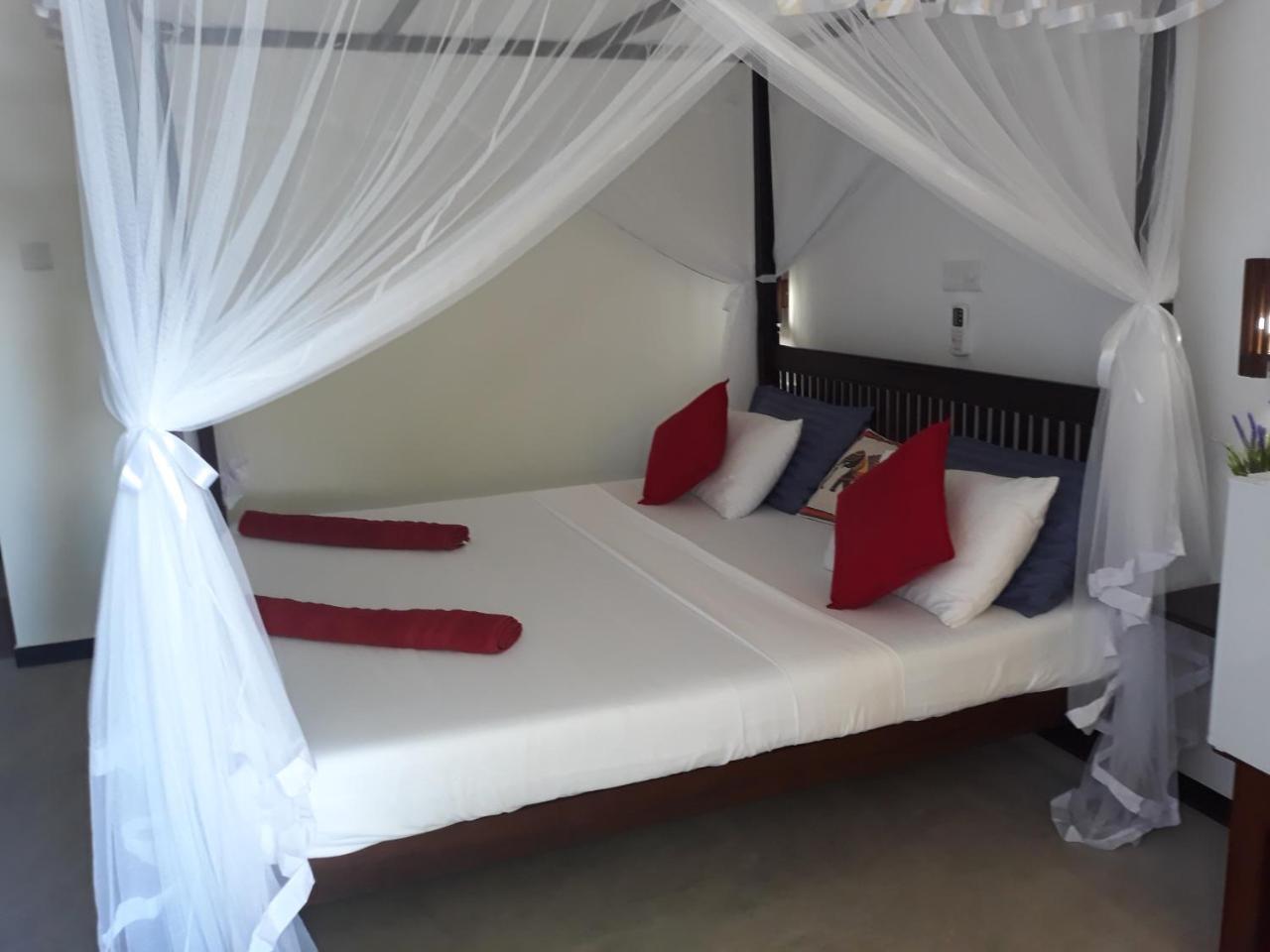 Copacabana Beach Hotel Hikkaduwa Ngoại thất bức ảnh