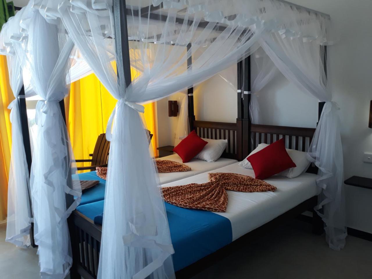 Copacabana Beach Hotel Hikkaduwa Ngoại thất bức ảnh